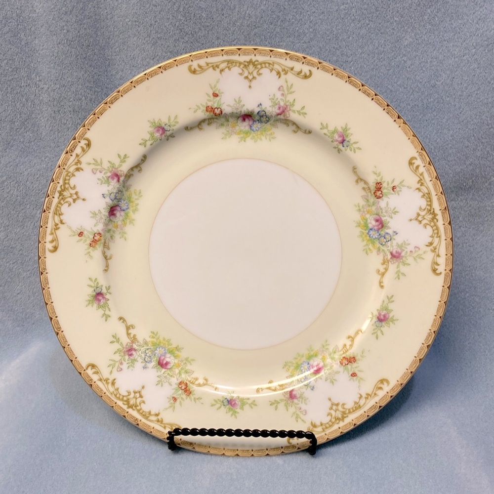 Meito Garland Floral Scroll in Cream Dinner Plate